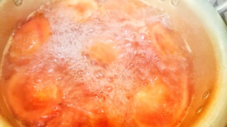番茄🍅炒蛋🥚肥牛卷🥓豪华方便面,水开后加点油。