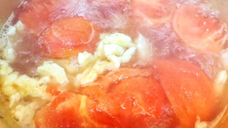 番茄🍅炒蛋🥚肥牛卷🥓豪华方便面,然后下入炒好的鸡蛋。