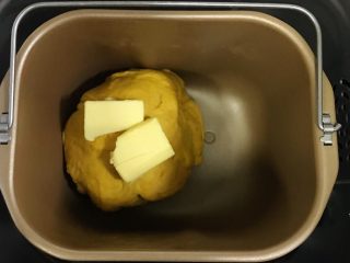 全麦南瓜牛角包,揉至约15分钟面团成型，加入黄油继续揉面20分钟至扩展阶段，可以拉出薄膜即可。