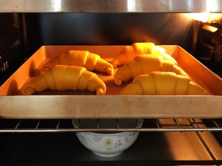 全麦南瓜牛角包,放入烤箱中进行二发, 烤箱底层放一碗温水保持湿度，二次发酵温度38度左右，湿度为85%。