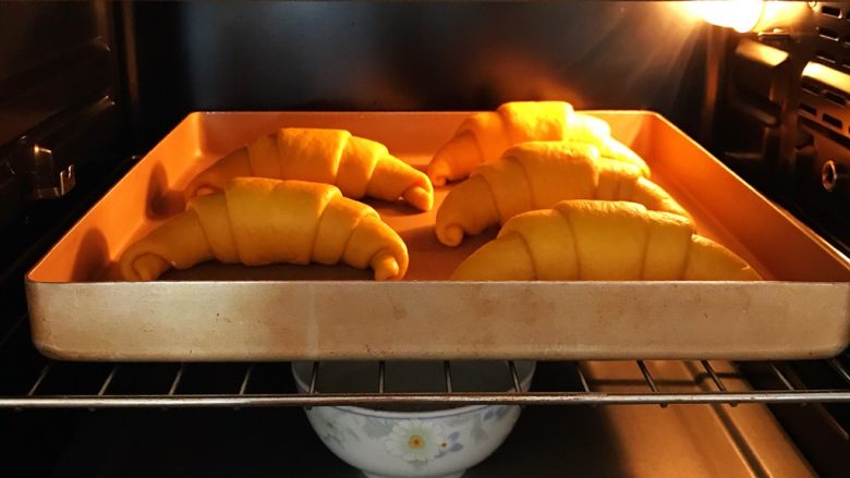 全麦南瓜牛角包,放入烤箱中进行二发, 烤箱底层放一碗温水保持湿度，二次发酵温度38度左右，湿度为85%。