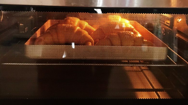 全麦南瓜牛角包,入预热好的烤箱中层，上下火175度约烤13分钟左右。