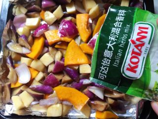 烤土豆杂蔬——土豆的N种吃法3
,倒入铺了锡纸的烤盘，撒上香料（不喜欢的可以省略）