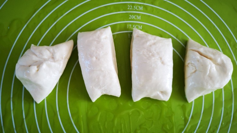 椒盐手撕饼,揉面垫上刷上少许熟植物油，将醒好的面团分成四份