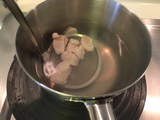 土瓶蒸,起一锅热水烫熟鸡肉、鲷鱼、蛤蜊