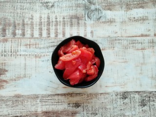海米番茄疙瘩汤,西红柿洗净切碎。
