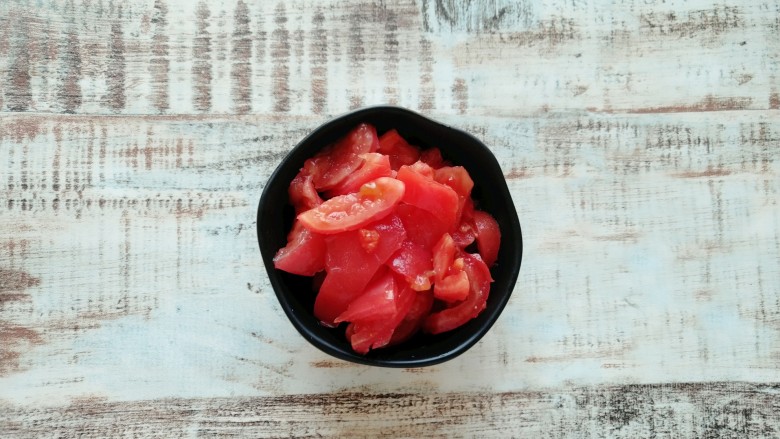 海米番茄疙瘩汤,西红柿洗净切碎。