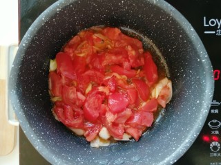 海米番茄疙瘩汤,倒入切好的番茄翻炒均匀。