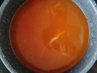 海米番茄疙瘩汤,加入适量清水。