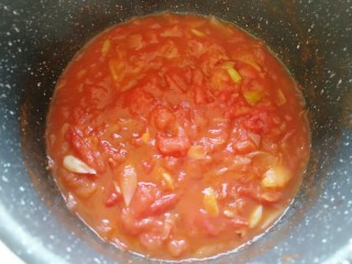 海米番茄疙瘩汤,小火慢慢熬至番茄出汤汁，没有块状即可（喜欢颜色重一点的可以加入适量番茄酱调色）。