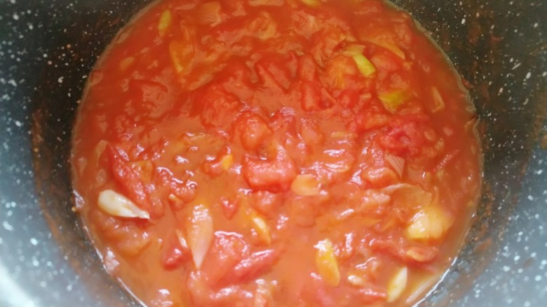 海米番茄疙瘩汤,小火慢慢熬至番茄出汤汁，没有块状即可（喜欢颜色重一点的可以加入适量番茄酱调色）。