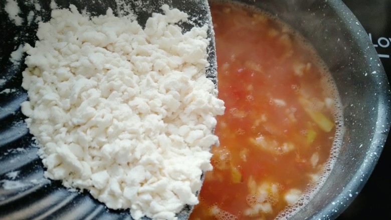 海米番茄疙瘩汤,待水烧开后分多次倒入搅拌好的面粉，每次倒入一点要用筷子迅速搅拌均匀，避免跟锅内的面粉黏在一起。