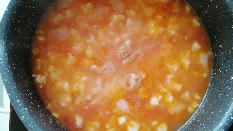 海米番茄疙瘩汤,煮的过程中用筷子搅拌一下，根据自己口味加入适量食盐。