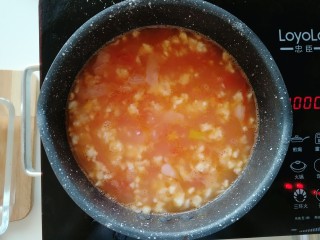 海米番茄疙瘩汤,煮至冒泡时加入海米继续煮至1-2分钟即可。