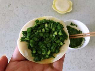 饺子皮韭菜盒子,一张饺子皮上放入韭菜液。