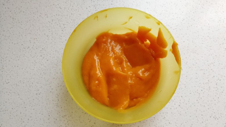 芒果酸奶雪糕,然后把芒果肉放入料理机中打成芒果泥待用。