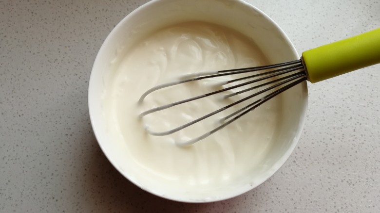 芒果酸奶雪糕,接着再把打发的淡奶油倒入酸奶中,继续搅拌均匀