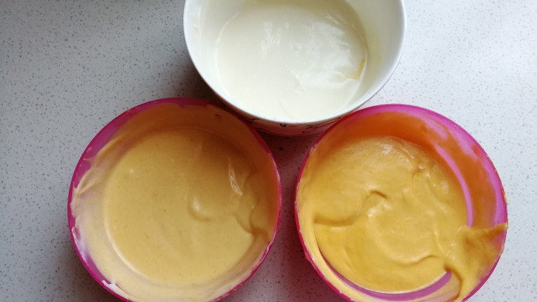 芒果酸奶雪糕,接下来把芒果酸奶糊搅拌均匀，然后把三份酸奶糊装入三个裱花袋中。