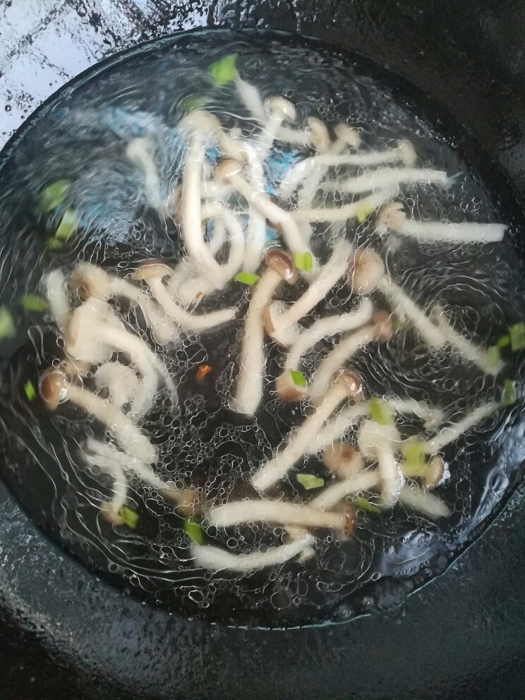 蟹味菇鸡蛋汤,倒入清水烧开