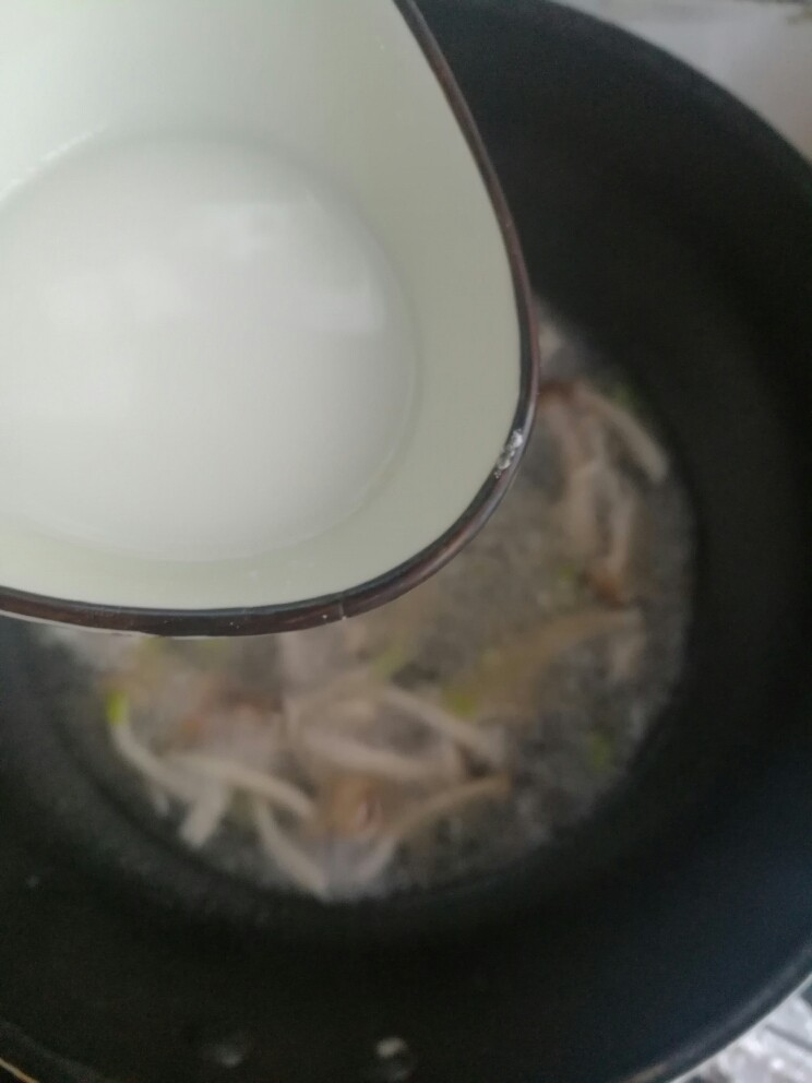 蟹味菇鸡蛋汤,加入玉米淀粉汁