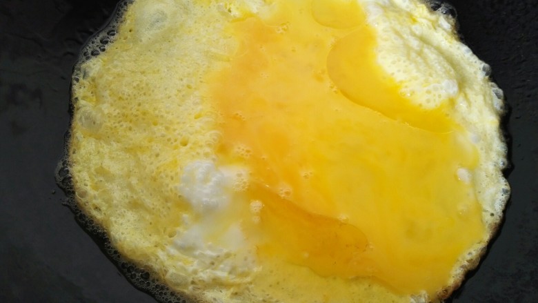 虾仁炒鸡蛋,锅内放油烧热开始炒鸡蛋