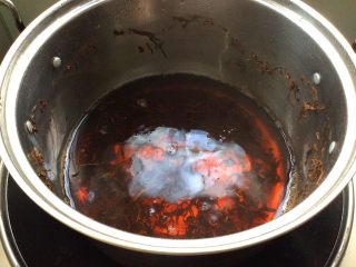 珍珠奶茶,锅中加入500克水，烧开后加入红茶煮3分钟，关火焖5分钟