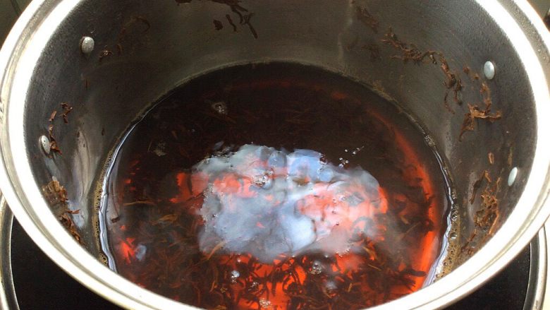 珍珠奶茶,锅中加入500克水，烧开后加入红茶煮3分钟，关火焖5分钟
