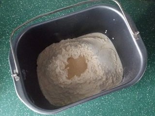 香葱火腿面包卷,将主料除黄油以外的食材，依次放入面包桶