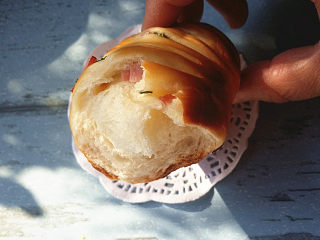 香葱火腿面包卷,再来看下：面包组织，真的好绵软