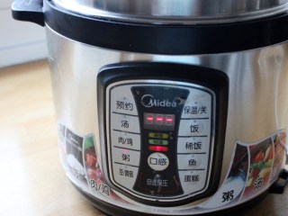 核桃仁芝麻糯米粥,用高压锅煮制。
