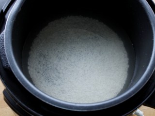 核桃仁芝麻糯米粥,糯米淘洗干净，加适量的水。
