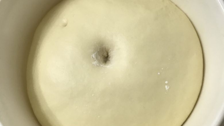 日式红豆薏米包,发酵两倍大粘面粉戳洞不回缩为好。