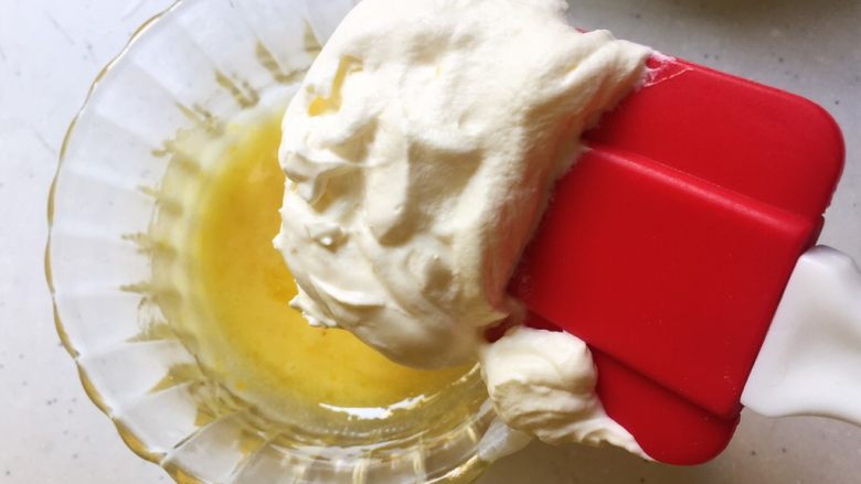 自制梦龙 —— 乐葵版,淡奶油分次拌入蛋黄糊中
