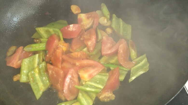 家常红烧茄子,最后加入炸好的茄子，加入调料汁即可出锅