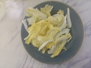 苦菊沙拉,先准备好圆白菜，洗净，用手撕成小块