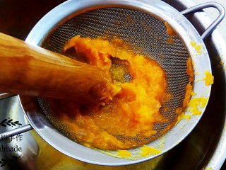 南瓜粥,加热至细砂糖完全融化后。把南瓜泥过筛。过色之后的南瓜泥质地细腻顺滑。