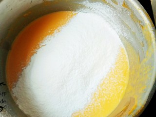 南瓜粥,把过筛后的南瓜泥重新倒入干净的奶锅里。小火加热，加入牛奶还有奶油搅拌均匀后，筛入糯米粉。
