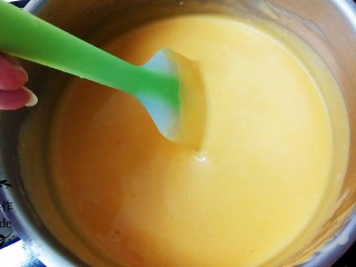 南瓜粥,搅拌不能停止，一边加热一边搅拌，直到南瓜里变浓稠即可捞起。