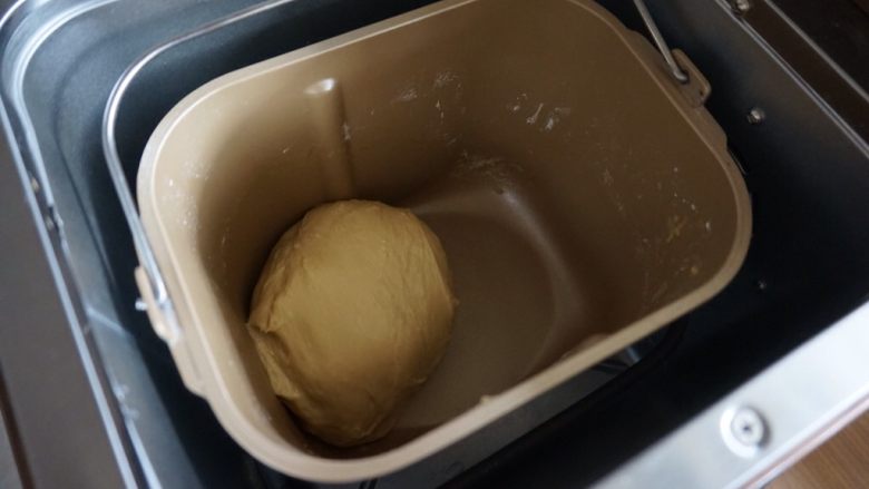咖啡肉松面包卷,和至扩展阶段即可，和好的面团温度最好控制在26度左右，在28-30度的室温下，面团发酵2倍大