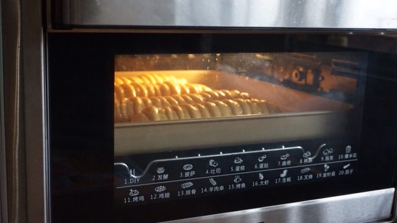 咖啡肉松面包卷,发酵完，在面包坯上涂一层蛋液，放入预热好170度的烤箱烘烤12分钟左右（烤箱温度依个人烤箱脾气而定）