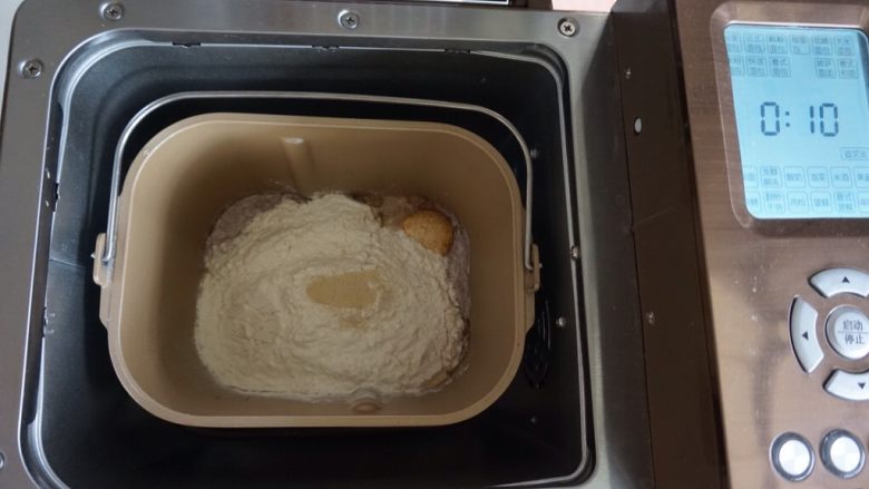 咖啡肉松面包卷,面包桶放入到面包机里，选择和面10分钟（不同型号的面包机和面时间和方法不同，时间仅供参考）。
