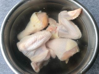 葱油手撕鸡,细毛清理好，用清水浸泡一个小时