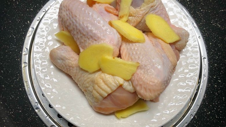 葱油手撕鸡,鸡翅鸡腿浸泡好，放到盘里，放上姜片，蒸锅水开蒸半个小时