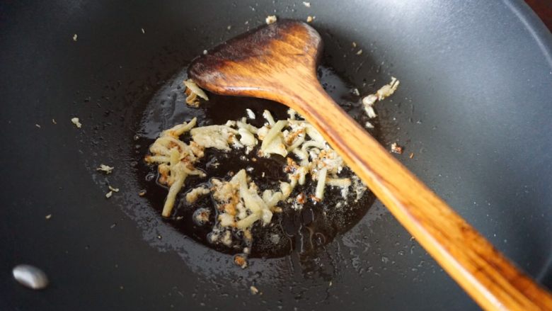 香炒薄壳肉,锅里热油后放入姜丝和压入蒜泥煸香