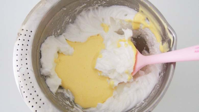 Hello Kitty 奶油蛋糕,将蛋黄糊倒入剩余的蛋白中，切拌均匀。
