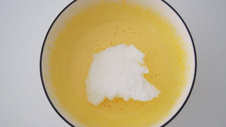 Hello Kitty 奶油蛋糕,取三分之一的蛋白加入蛋黄糊中，切拌均匀。