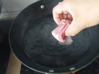 砂锅可乐栗子焖排骨,排骨入沸水锅焯去血沫