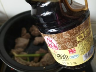 砂锅可乐栗子焖排骨,放入酱油翻炒均匀