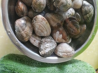 去湿化瘀，丝瓜花蛤汤,准备丝瓜和花蛤
