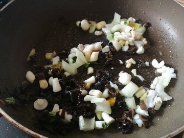去湿化瘀，丝瓜花蛤汤,锅中热油至七成，加入葱姜蒜爆香